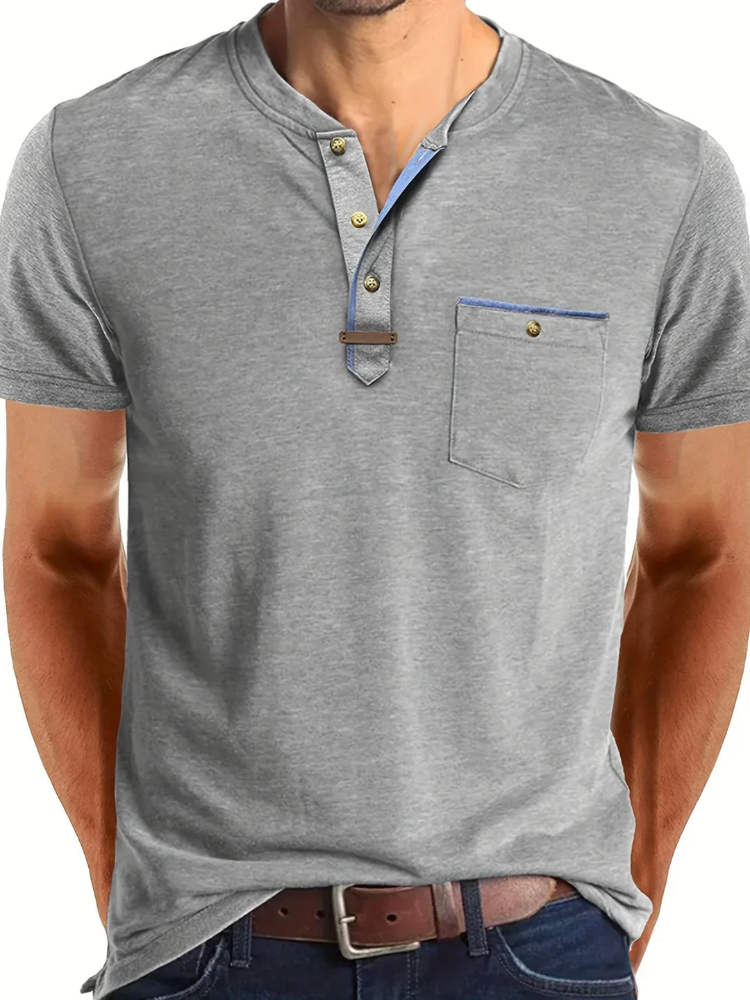 T-shirt elegante con colletto rotondo e tasca