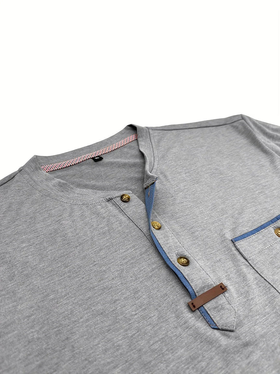T-shirt elegante con colletto rotondo e tasca