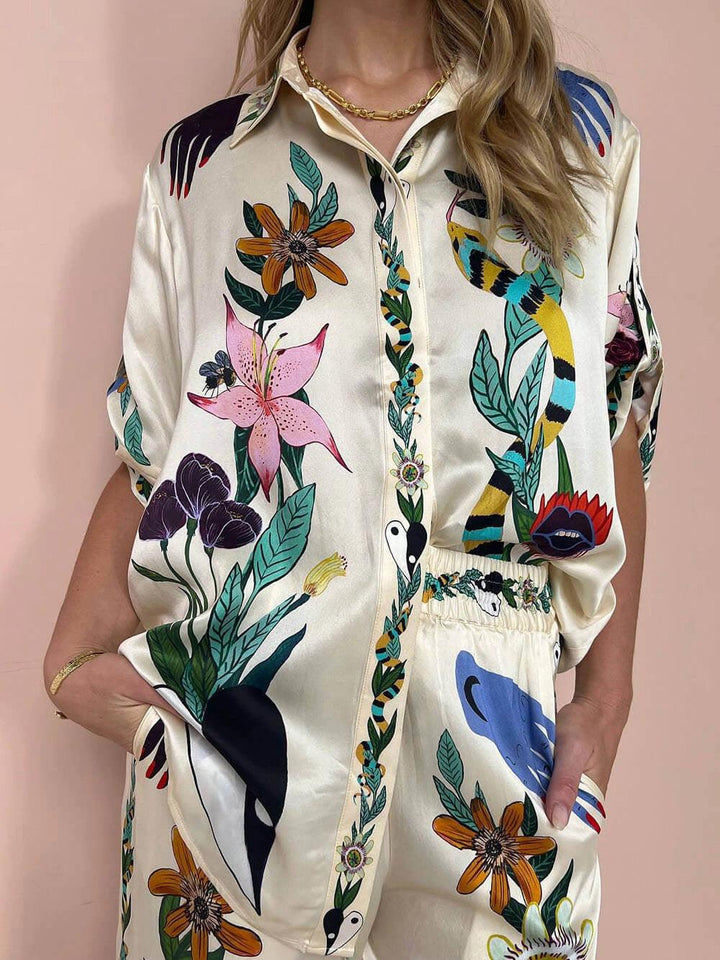 Nika | Completo camicia e pantaloni in satin con stampa unica, stile Resort