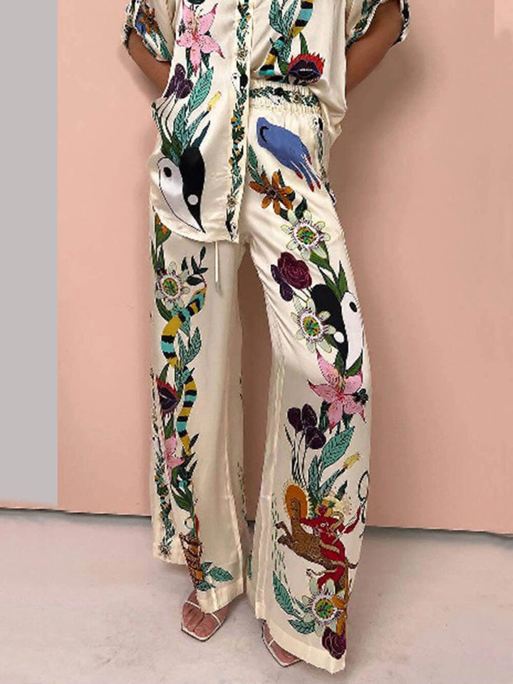 Nika | Completo camicia e pantaloni in satin con stampa unica, stile Resort