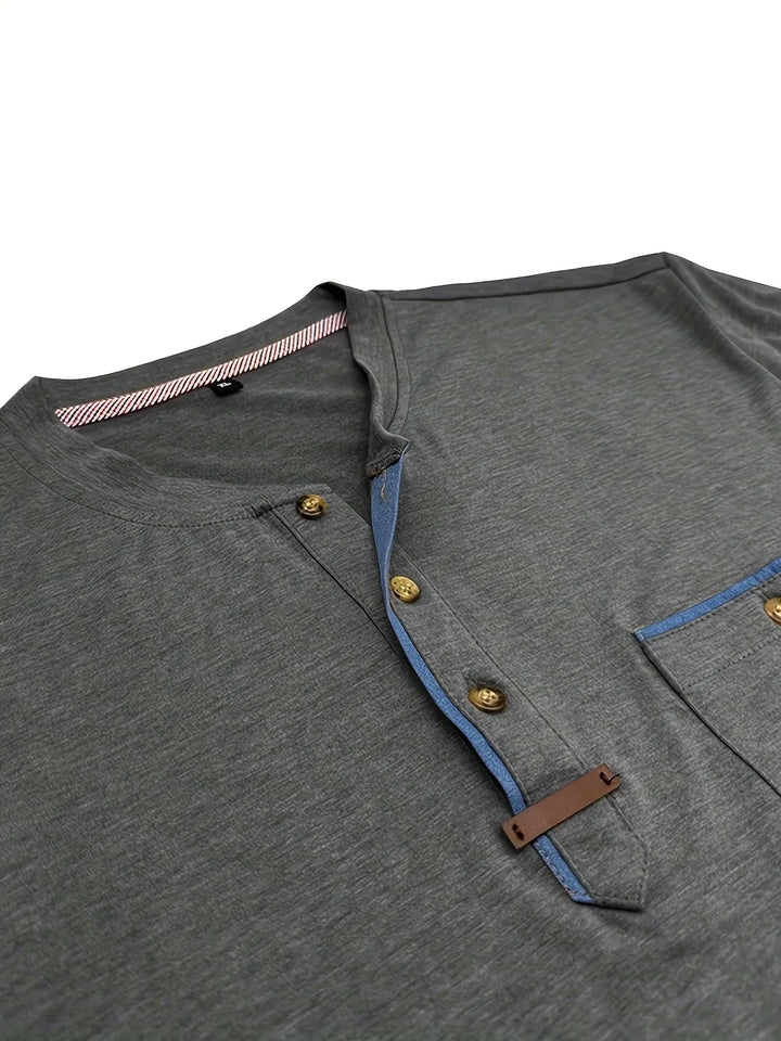 T-shirt elegante con colletto rotondo e tasca